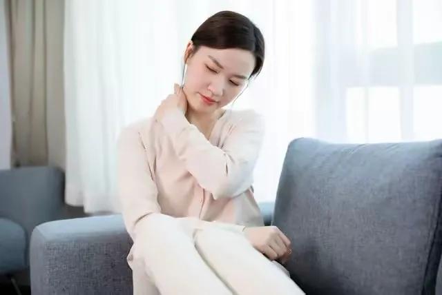 男女之间，如果不是夫妻，千万不要想着占便宜，工作中也不行