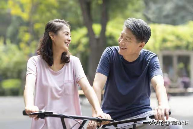 54岁阿姨直言不讳：两性关系中，女人最渴望的不是钱，而是这4样