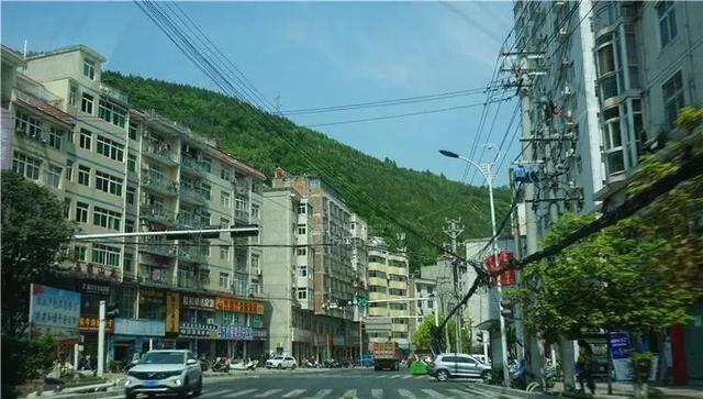 陕西秦岭小县城，坐绿皮火车比开车自驾快，还藏中国唯一自然奇观