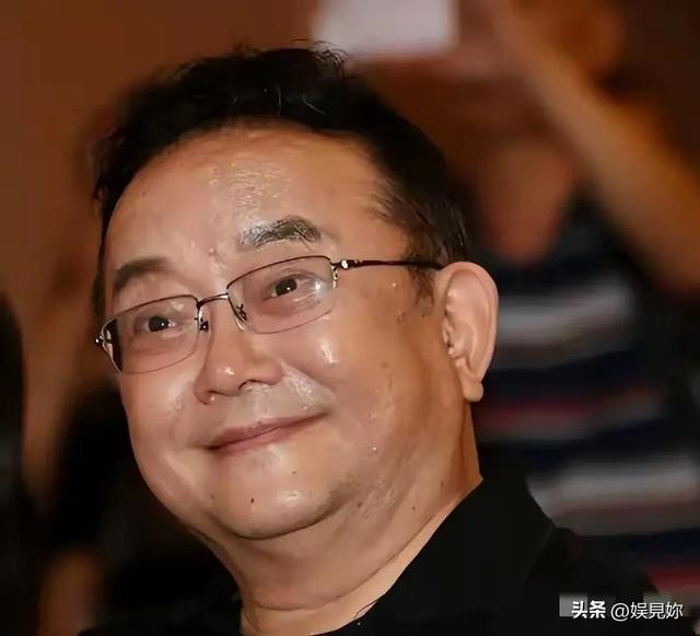 事实证明，被传卖掉上亿豪宅移民美国的王刚，已经走上另一条大道