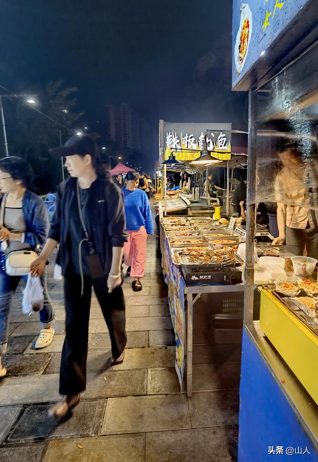 西双版纳的江边夜市