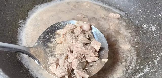 炖牛肉时，怎么炖才可以鲜嫩不硬？掌握5个技巧，软烂入味不塞牙