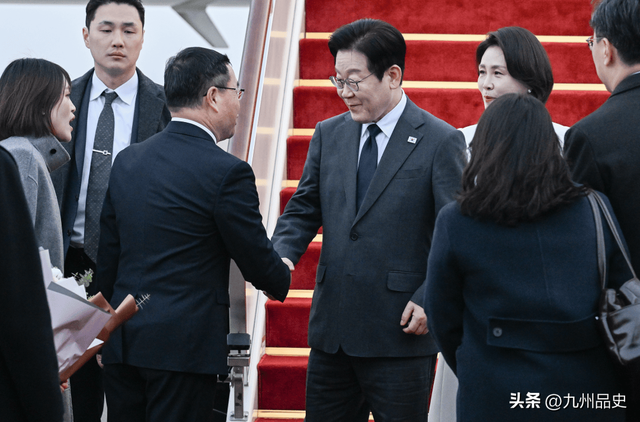 和高市打完鼓转身就变脸	，李在明回国第一事：点名中国要尽快谈判