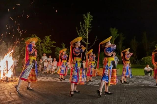 “云上花瑶”到底多好玩？！追雾漫山、清泉嬉水、篝火狂欢…从晨露一直清凉到星光！
