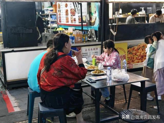 避暑胜地·康养宕昌｜夜逛宕昌：从舌尖到脚尖，游客乐不停