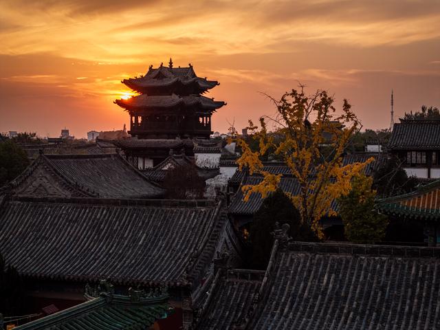 古城的秋天，连晚霞都带着千年的温柔