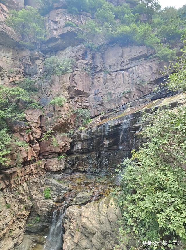 伏羲大峡谷，有水的清凉，山的巍峨，树的阴凉，人的欢笑