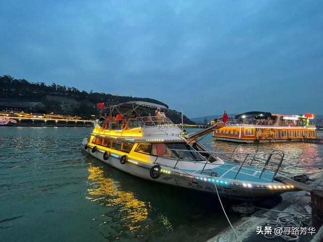 在广元等待吃火锅的间隙，行走于夜色中的嘉陵江畔