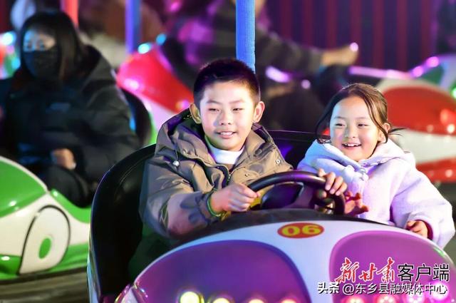 “花开临夏”不夜城盛大开园