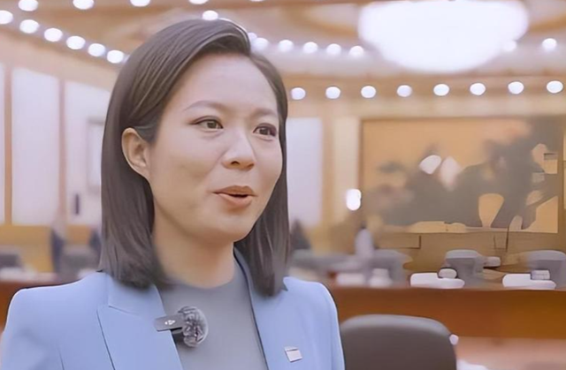 原来九三阅兵的解说是她！23岁就登上央视，今47岁端庄漂亮仍未婚