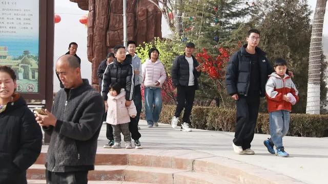 【新春走基层】通渭：山楂小镇迎新春 游人踏春而来