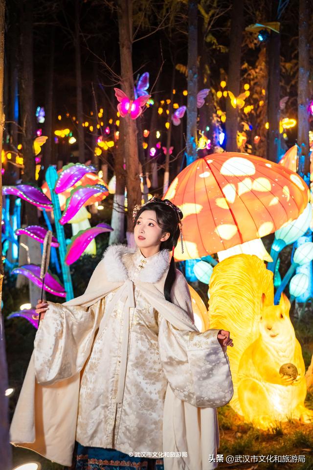 武汉最大发财树，三层楼高，明天亮！