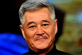 赵本山巅峰时期有多狂？怀中抱美人都不算，让黄圣依下跪才更厉害图片