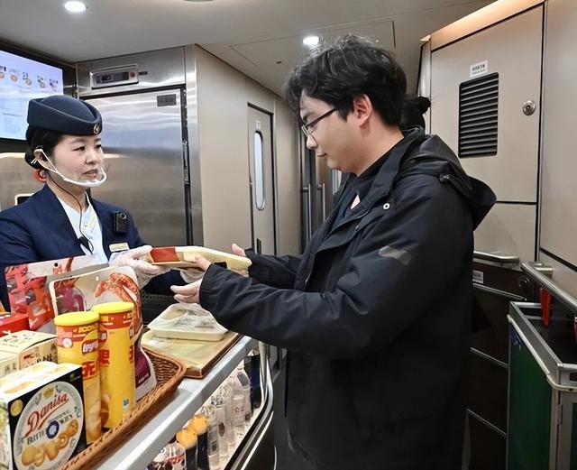 武汉首发！火车变“移动酒店”！每间房都能洗澡，首发上座率95%