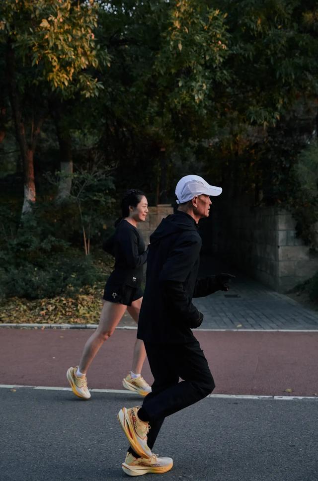 对话城市跑者|王金甫&王月 两代人与一座城的奔跑印记
