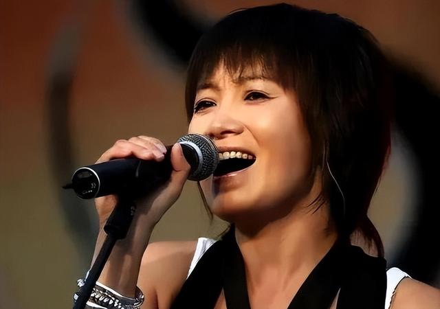 连上5次春晚，却和恩师同居怀孕被骗流产	，如今56岁的她依然单身