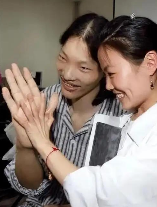 世界第一女巨人来自中国安徽，穿78码的鞋子，一顿饭吃六碗炒面