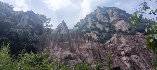 湖光山色，碧波微澜下的翠华山山崩奇观