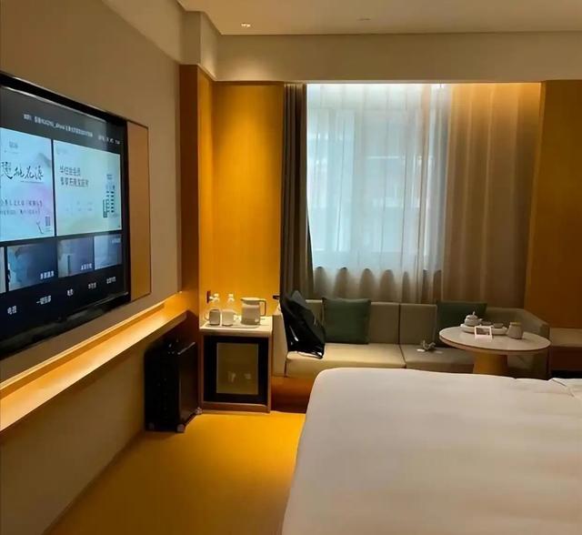 5年倒闭10家景区，年轻人穷游住帐篷，天价酒店景区为啥割不动了