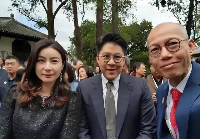 李嘉诚也没想到，80岁担任全运会火炬手的霍震霆，给自己上了一课