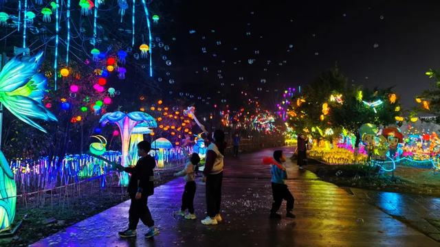桂林:首届非遗千灯游园,光影艺术璀璨盛宴!