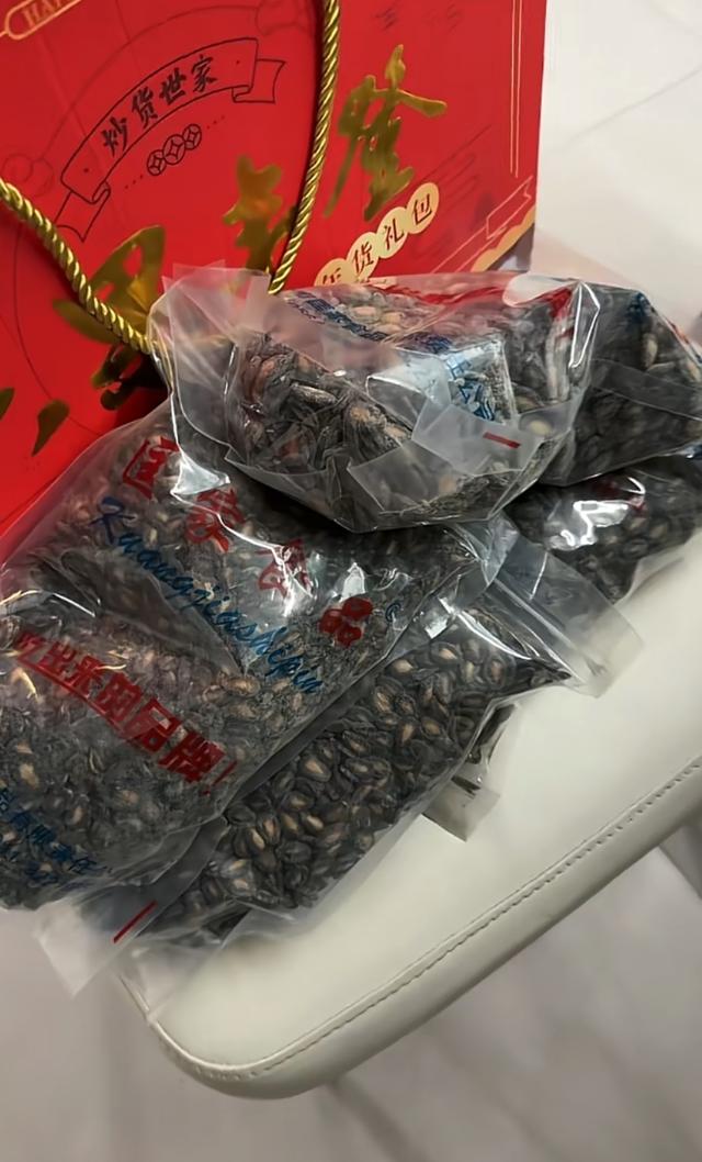 小杨哥停播一年多，小杨嫂大变样，从清纯脸变欧美脸，差点认不出