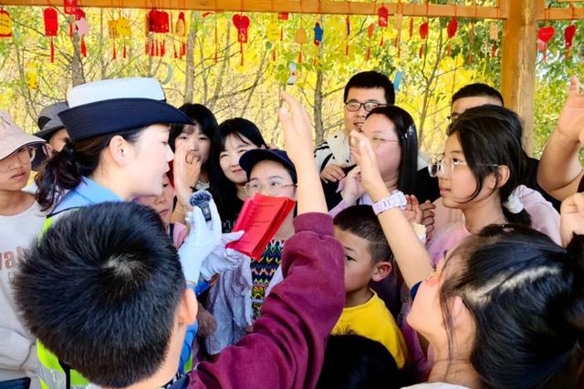 【阳光下的守护】胡杨林里的“安全课堂”：高台交警趣味竞猜话安全