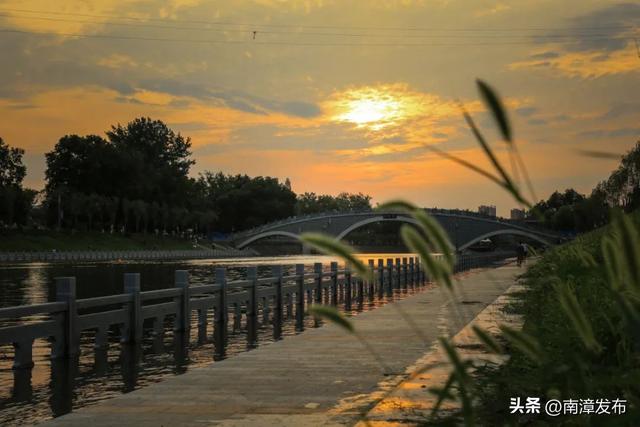 别辜负这场雨！即刻出发City Walk~