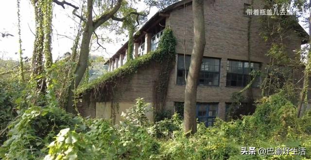 破防了！重庆大山里荒废的中专校园，原来是父母辈真正的“985”