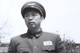 1947年，梁兴初买烟发现没带钱，于是就给刘亚楼打电话：借我1万图片