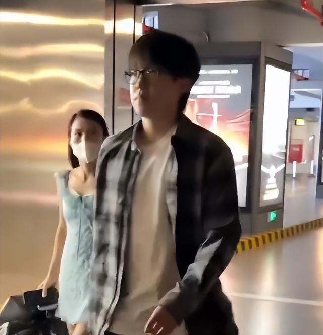 这行为过分了！王楚钦机场遭陌生女子尾随，被追问要不要加我微信