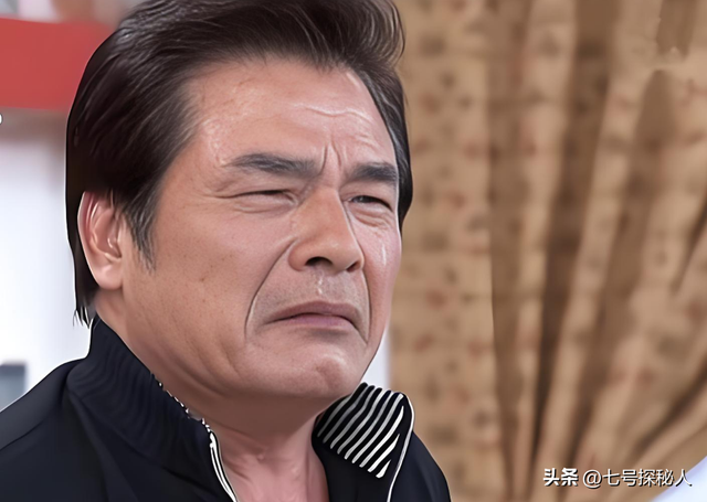 “6个老婆”同住一室，每人每月7万零花钱，71岁又娶第七房小娇妻