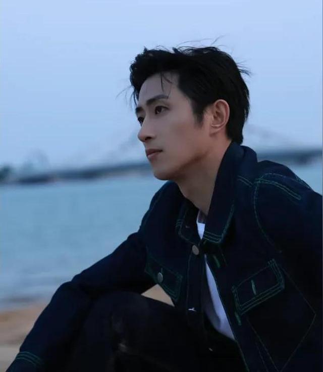 人靠衣装，反光板一打，行走的衣架瞬间变成了人见人爱的宝藏男人