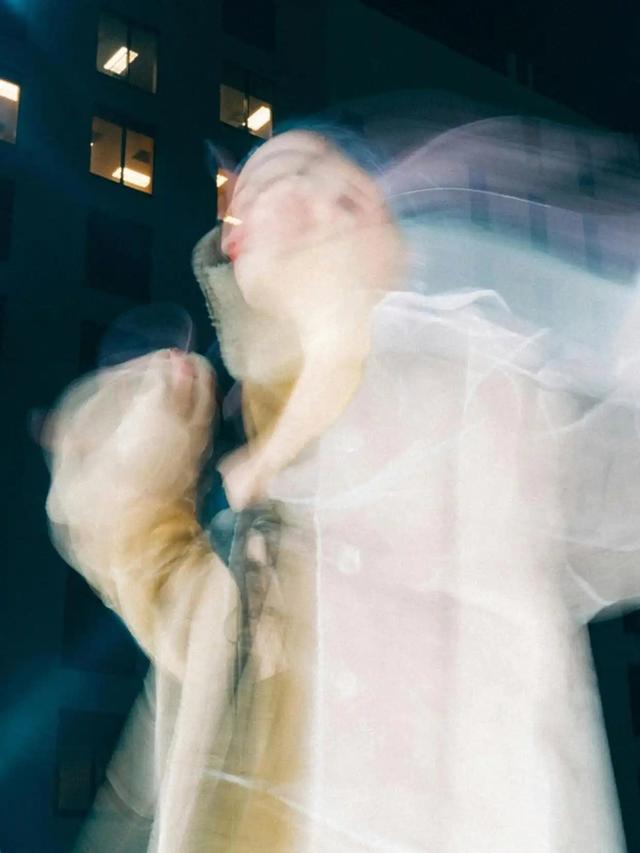 2025年轻人的“完美人设”，被AI逼疯的脆皮人，迷恋“活人感”？