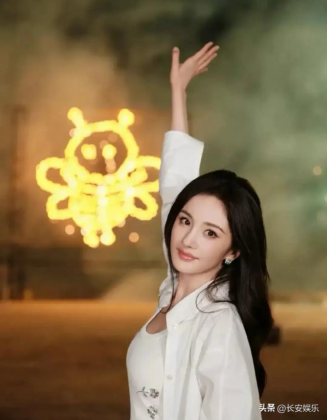 杨幂是胸最大的女明星了吧？关键居然还能保持少女感，都快40岁了