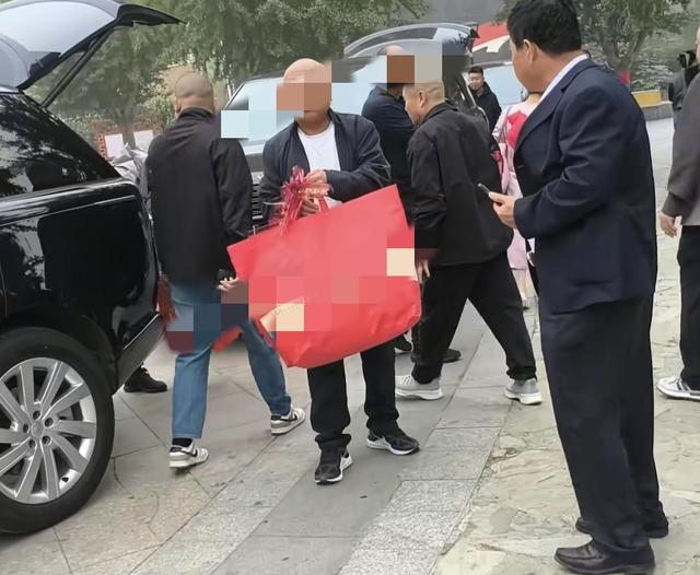 拦婚车要香烟后续，新娘被气哭，6人被警方处罚，网友拍手叫好，