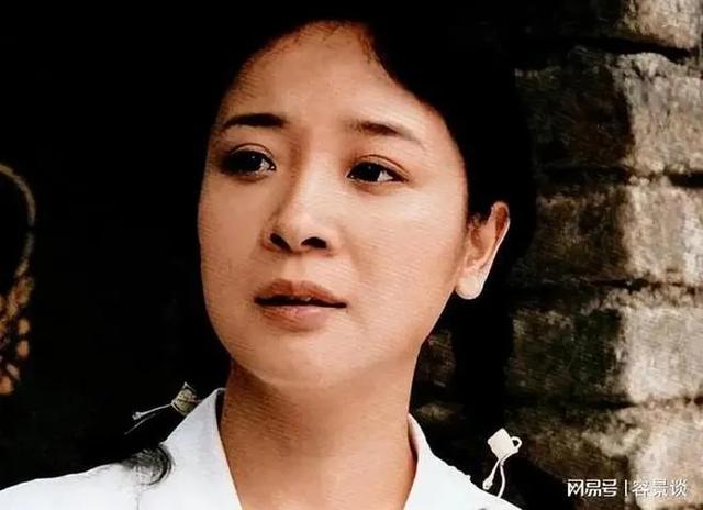 她是国家一级女演员，多次给坐轮椅丈夫戴绿帽，如今儿子也是演员