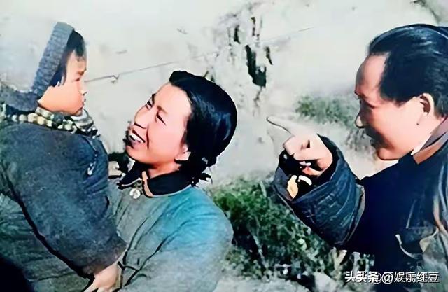 毛主席一家四口合影，四人脸上全是笑意，李讷紧挨毛主席