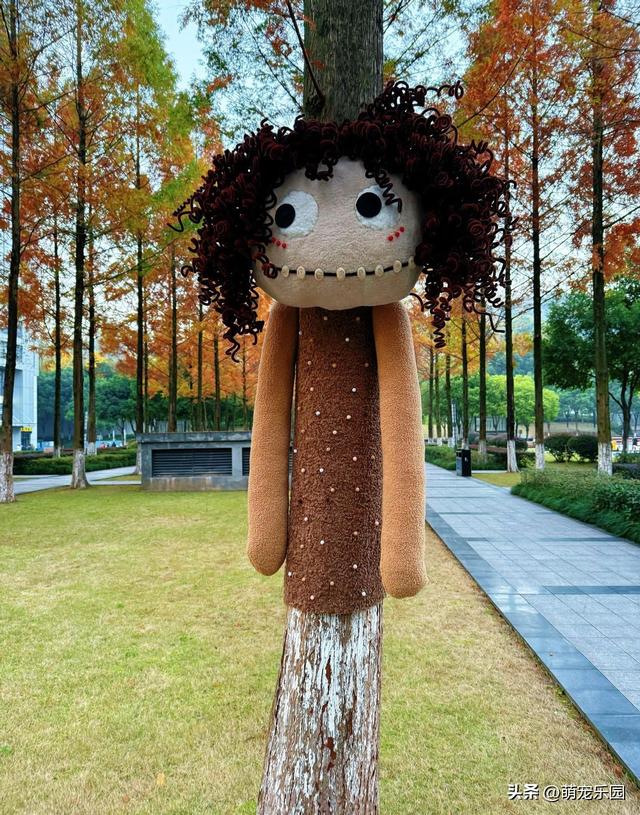 重庆玩偶树衣引发热议，网友褒贬不一，最终还是被撤走了