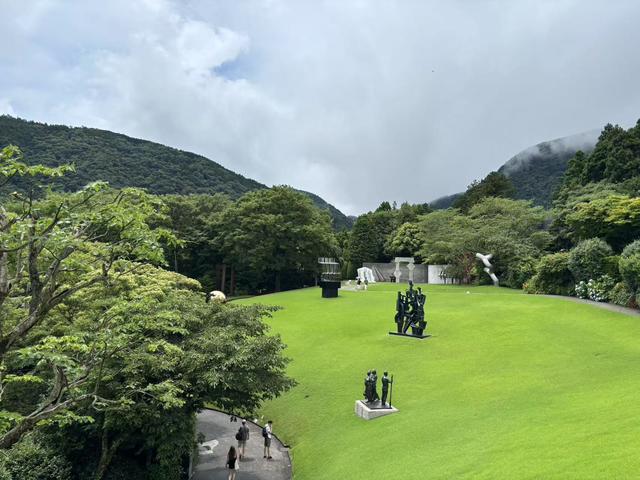 雨中游雕刻之森美术馆