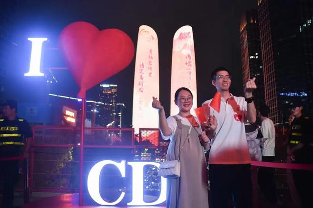 “流量”变“增量”！成都高新区国庆中秋假期“吸睛”超135万人次 “吸金”13.32亿元
