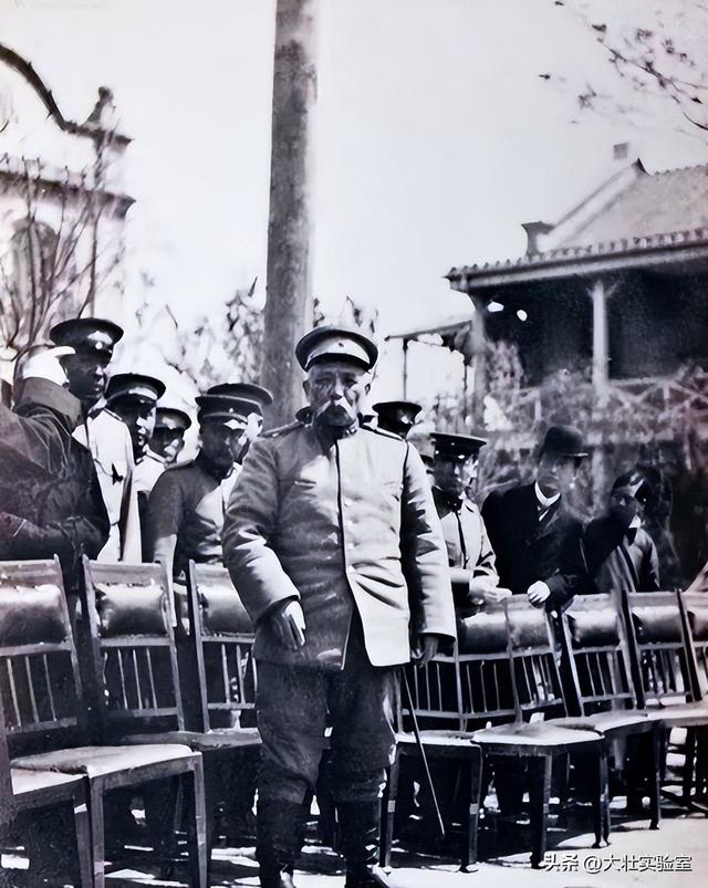 袁世凯的真实老照片：穿龙袍坐龙椅接受朝拜，姨太太确实漂亮！