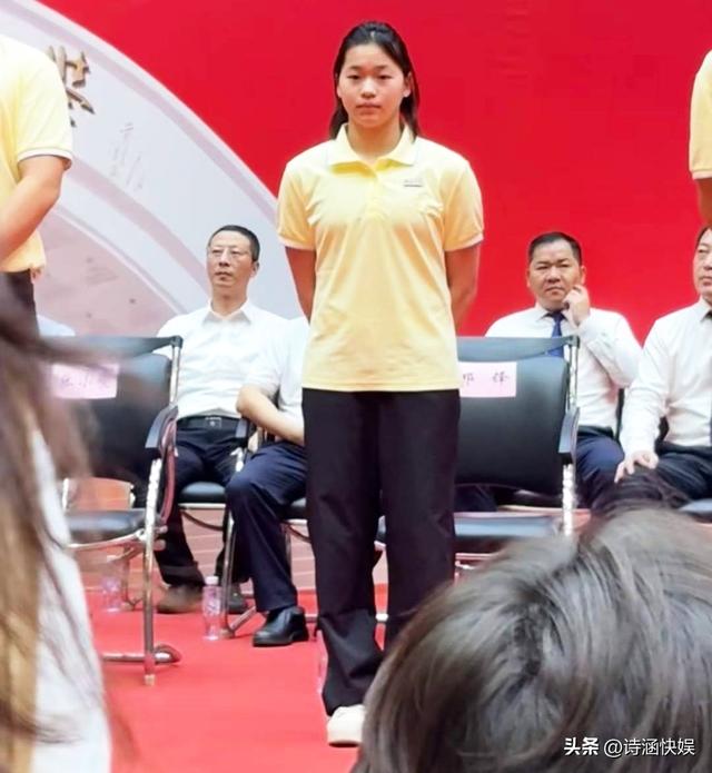 陈若琳问全红婵？大学一个月生活费多少，全红婵的回复显情商