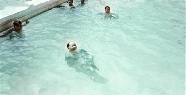 毛主席游腻长江后，突发奇想要去游三峡，罗瑞卿：绝不能游