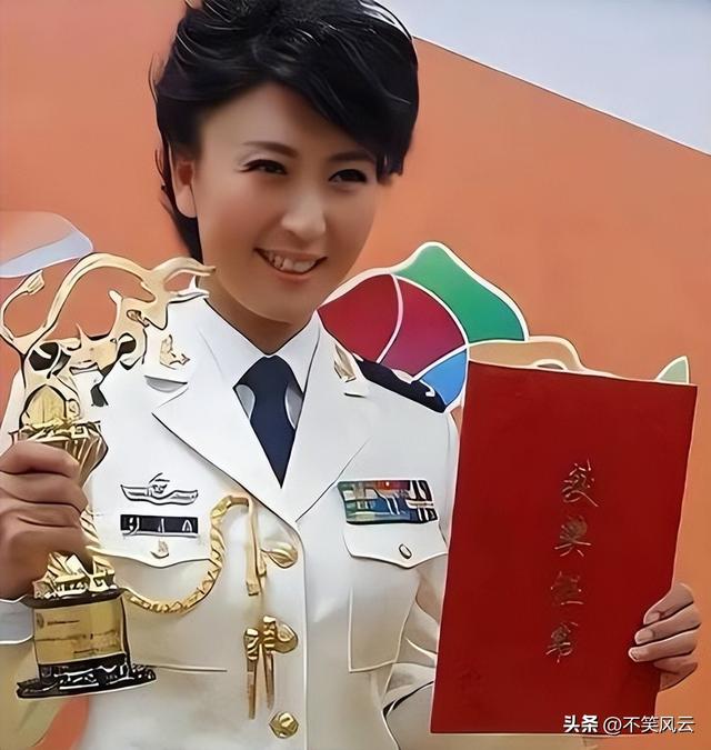 拔出萝卜带出泥！官媒下场后	，闫学晶被曝身份造假，宋丹丹说对了