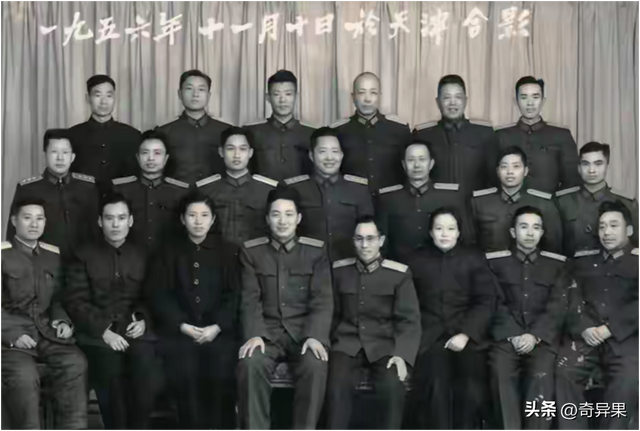 1973年，一名解放军首长的全家福，七个女儿皮肤白皙，颜值很高！