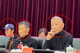 北京这一夜，坐在吴京前面的陈道明，让所有人见识了他的江湖地位图片