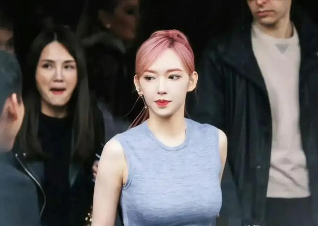 胸比头大，真的被她的身材惊艳到了，感觉一个胸都比她的脸还大了