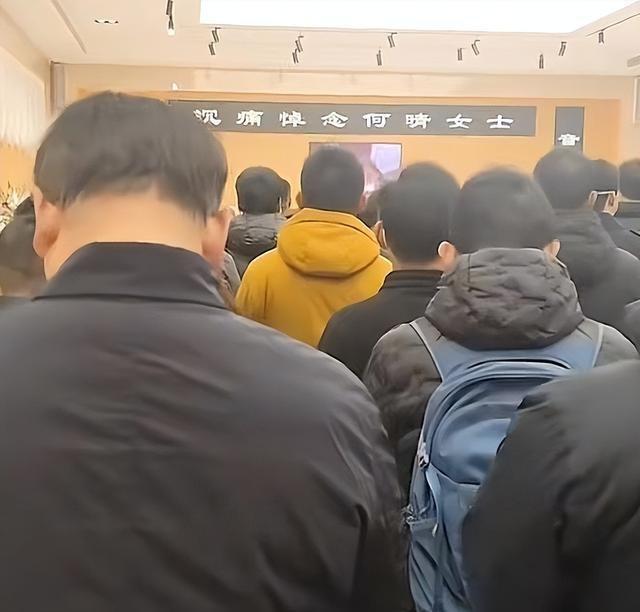 何晴葬礼举行！儿子手捧骨灰，遗像曝光惹泪目，廖京生现身送别