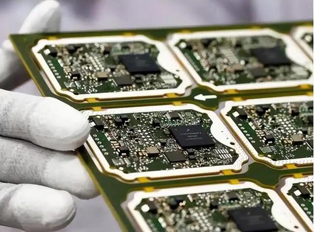 中国“立威”失败？荷兰拒绝服软，最大的冤大头已经浮出水面了！